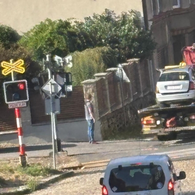Náhled článku mobil: V Jablonci se na přejezdu srazil vlak s autem. Dvě ženy utrpěly těžká zranění, zasahoval i vrtulník