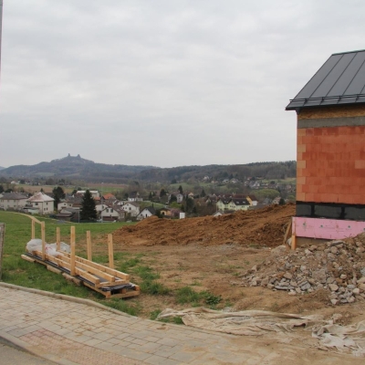 Náhled článku mobil: Zloděj odšrouboval komín přímo ze zdi, majiteli způsobil stotisícovou škodu