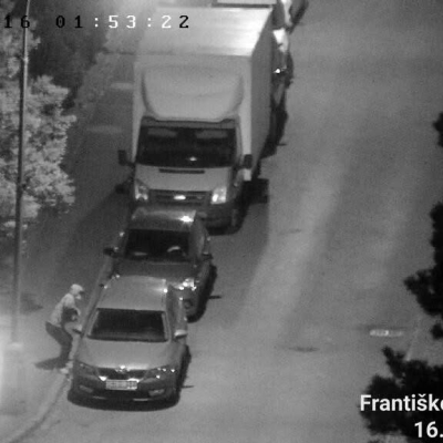 Náhled článku mobil: Sedm minut od nahlášení měl pouta. Liberečtí strážníci dopadli vykradače aut