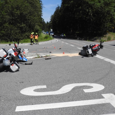 Náhled článku mobil: Vyjížďka motorkářů skončila nehodou. Po střetu dvou strojů letěl jeden z jezdců vrtulníkem do nemocnice