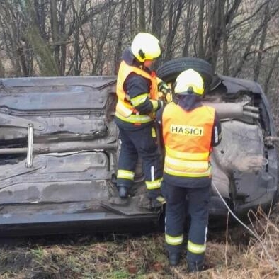 Náhled článku mobil: Auto skončilo ve Frýdštejně převrácené na boku. Řidič utekl