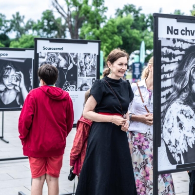 Náhled článku mobil: Výstava Konečně doma ukazuje osudy dětí z pěstounských rodin. K vidění je v Zoo Liberec
