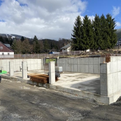 Náhled článku mobil: Po zimní přestávce pokračuje výstavba bytového domu v Horní Rokytnici