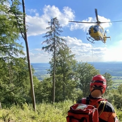Náhled článku mobil: Zraněného paraglidistu museli záchranáři evakuovat v podvěsu vrtulníku