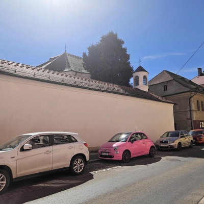 Náhled článku mobil: Vandal v České Lípě zničil vzácnou vitráž kaple. Policie po něm pátrá