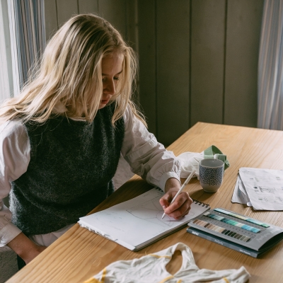 Náhled článku mobil: Inovace z Jilemnice. Mladá žena vyrábí spodní prádlo z mléčného odpadu