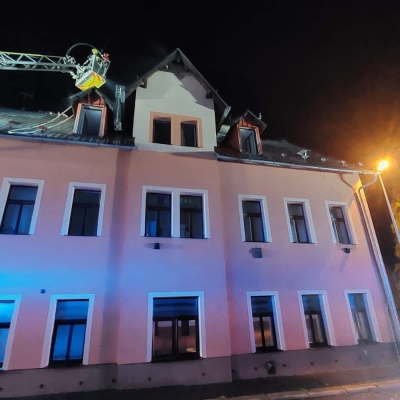 Náhled článku mobil: Noční požár střechy bytového domu zaměstnal hasiče v Liberci