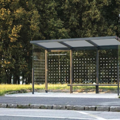 Náhled článku mobil: Jablonec má modernější zastávky. Nové čekárny ochrání i ptáky