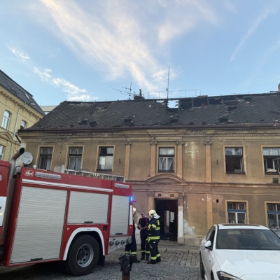 Náhled článku mobil: Na Nerudově náměstí v Liberci hořela střecha. Náročný zásah odneslo pět zraněných hasičů