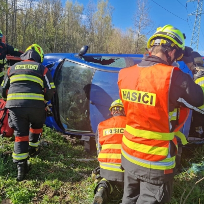 Náhled článku mobil: Auto na boku a boj o čas. Hasiči u Jítravy prověřili svou připravenost při simulované nehodě
