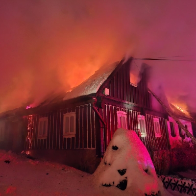 Náhled článku mobil: Hasiči v noci likvidovali požár v Jabloneckých Pasekách. Jedna osoba skončila v péči záchranářů