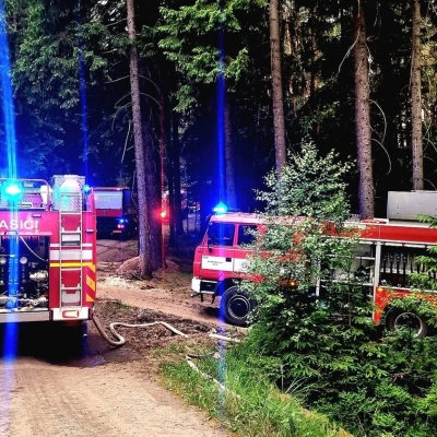 Náhled článku mobil: V neděli večer hořel les u Hrádku. Čtyři jednotky bojovaly s požárem u Vraních skal