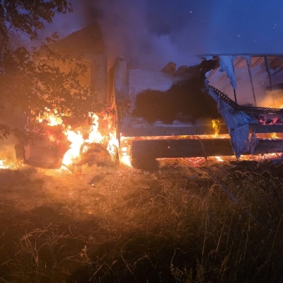 Náhled článku mobil: V ovocném sadu na Turnovsku hořel v noci kamion