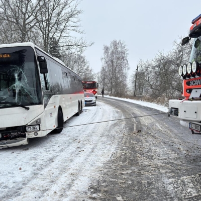Náhled článku mobil: Hasiči měli rušné dopoledne na Českolipsku. Řešili nehody v sněhu, požár kůlny i zapadlý kamion