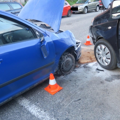 Náhled článku mobil: Zdrogovaný mladík se zákazem řízení zdemoloval v Jablonci čtyři auta a utekl