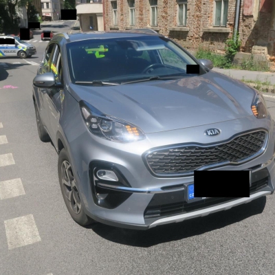 Náhled článku mobil: V Jablonci srazilo auto na přechodu chlapce. Policie hledá svědky i řidiče, který chlapci pomáhal