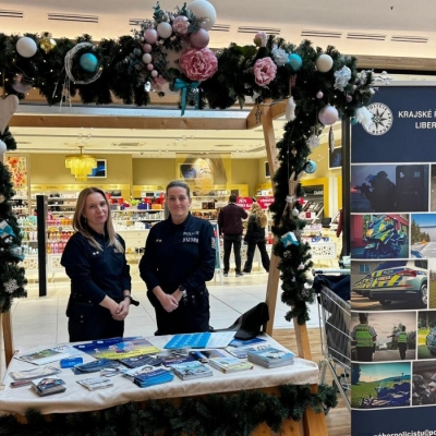 Náhled článku mobil: Vánoční nákupy bez starostí. Policisté radili lidem přímo v OC Nisa