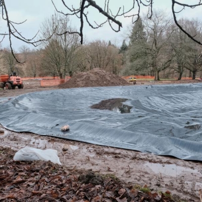 Náhled článku mobil: Nový biotop v Dolánkách se pomalu rýsuje. Přírodní jezírko už má dno a základy kiosku