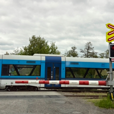 Náhled článku mobil: Na železničním přejezdu ve Smržovce se střetl vlak s osobním autem, zraněného řidiče transportoval vrtulník
