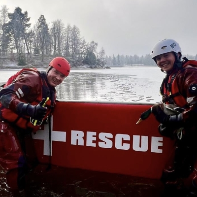 Náhled článku mobil: Kachna přimrzla k ledu uprostřed přehrady. Zachránili ji jablonečtí hasiči