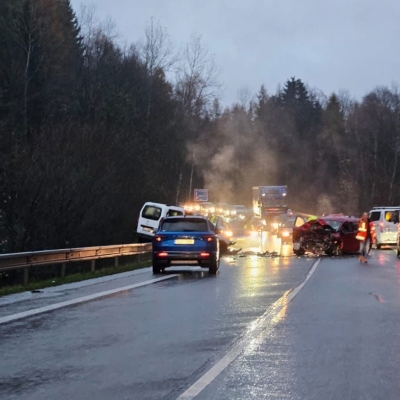Náhled článku mobil: Silnice I/14 u Jablonce je obousměrně uzavřená. Dopravní nehoda si vyžádala 4 zraněné, dva vážně