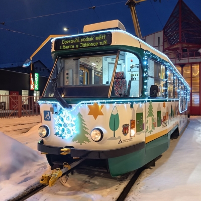 Náhled článku mobil: Liberecký dopravní podnik rozsvítil adventní tramvaj. Na lince 3 jezdí až do dnešního večera
