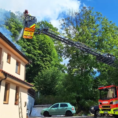 Náhled článku mobil: V Nouzově na Semilsku hoří rodinný dům, střechu zachvátily plameny