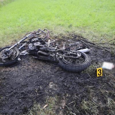 Náhled článku mobil: Rychlý průjezd zatáčkou skončil nárazem do stromu. Z drahé motorky zbyly jen ohořelé trubky