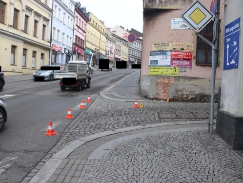 Místo omluvy sešlápl plyn. Hledá se řidič bílé škodovky, který v centru Turnova naboural roh budovy