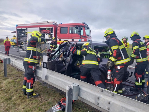 Další oběť na silnici I/35. Osobní automobil se čelně srazil s kamionem