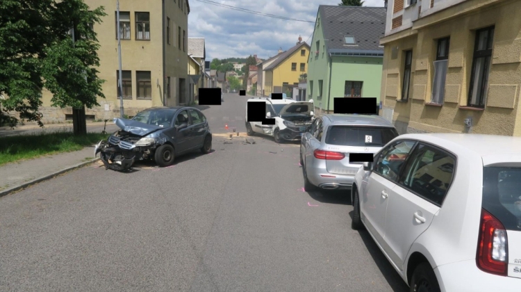 Náhled článku: Při nehodě v Jablonci se střetla tři auta, jedna řidička utrpěla zranění