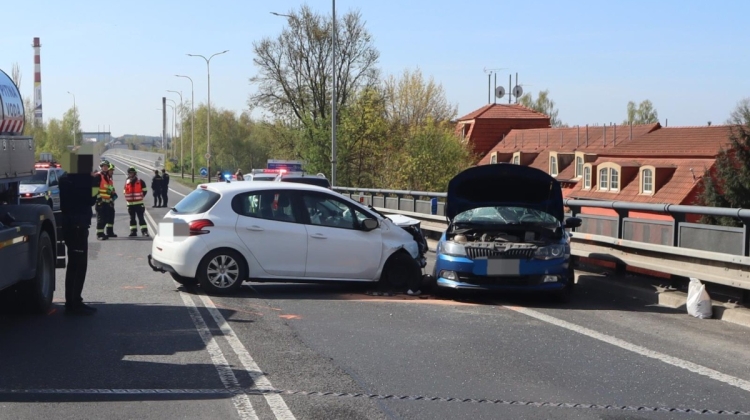 Náhled článku: Střet osobních aut zablokoval silnici a skončil zraněním