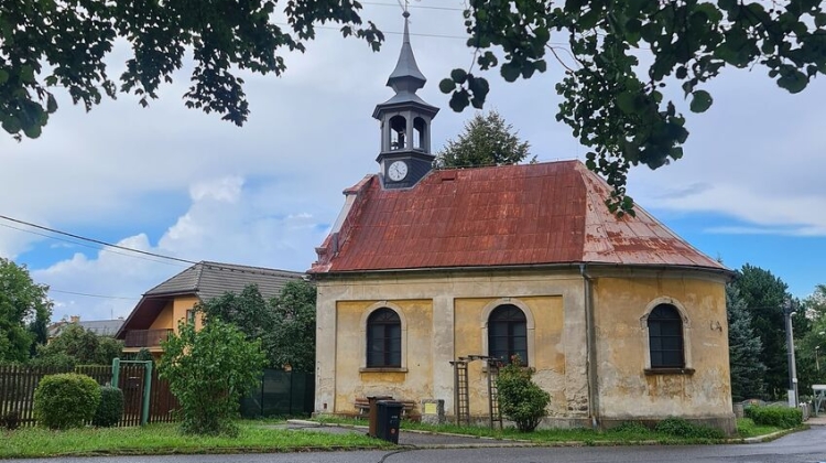 Náhled článku: V Ostašově probíhá rozsáhlá oprava střechy kostela sv. Vojtěcha. Práce vyjdou na více než dva miliony