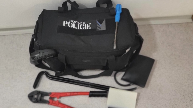 Náhled článku: Všímavý soused zachránil seniorku. Strážníci pomohli ženě, která uvízla na podlaze bytu