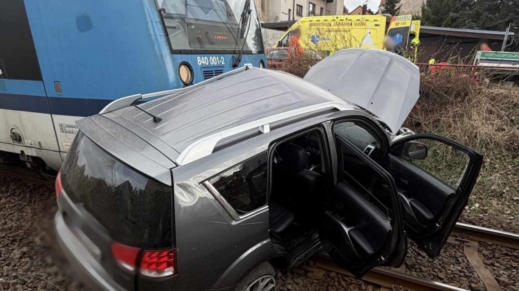 Náhled článku: V Jablonci se střetl vlak s osobním autem. Hasiči museli vyprošťovat řidiče