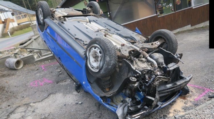 Náhled článku: Únava za volantem skončila nárazem do plotu a vozem na střeše