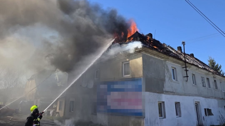 Náhled článku: Plameny pohltily střechu rodinného domu na Bulovce. Hasiči museli evakuovat 13 lidí