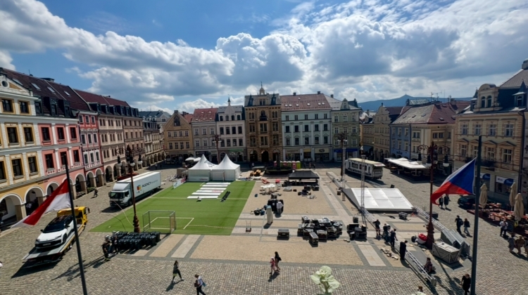 Náhled článku: Liberec se chystá fandit. Před radnicí vrcholí přípravy na velkou fotbalovou show