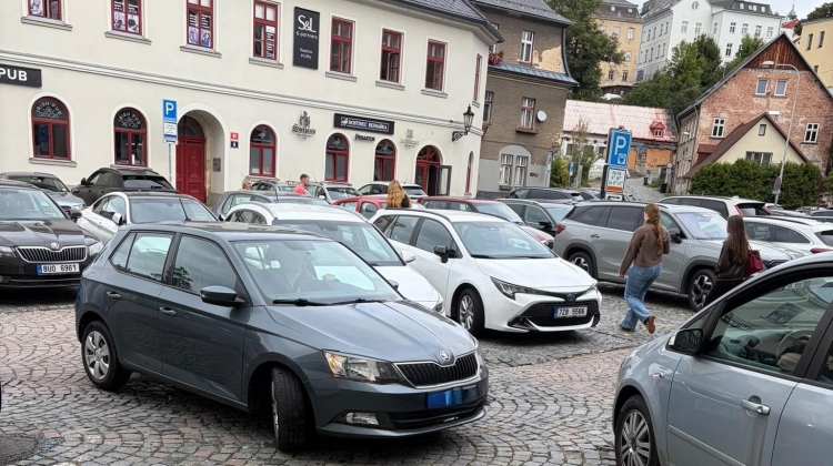 Náhled článku: Ujela od nabouraného auta v centru Liberce. Později ji na místo přivedla policie