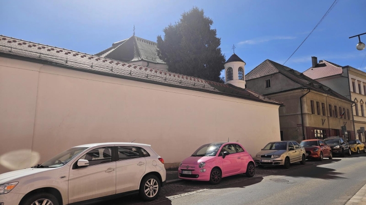 Náhled článku: Vandal v České Lípě zničil vzácnou vitráž kaple. Policie po něm pátrá