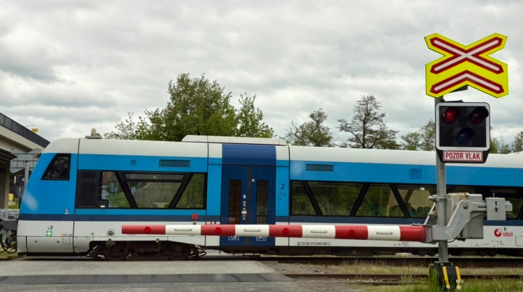 Náhled článku: Na železničním přejezdu ve Smržovce se střetl vlak s osobním autem, zraněného řidiče transportoval vrtulník