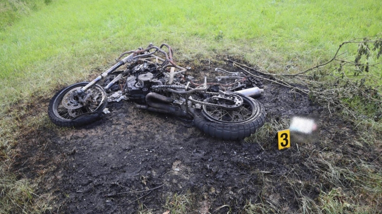 Náhled článku: Rychlý průjezd zatáčkou skončil nárazem do stromu. Z drahé motorky zbyly jen ohořelé trubky